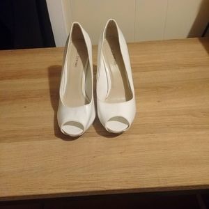 White peep toe pumps